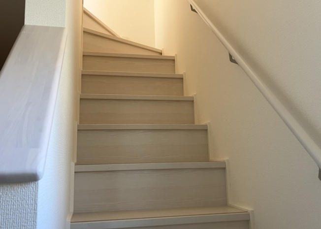 【構造・工法・仕様】 | ベタ基礎とは、柱の位置に関係なく全体に基礎がある事を指し、面積が大きい分建物の重さを全体に分散できます。また、地面からの湿気や害虫を遮断でき、木造住宅で心配されるシロアリ被害を防ぐ効果も期待できます。