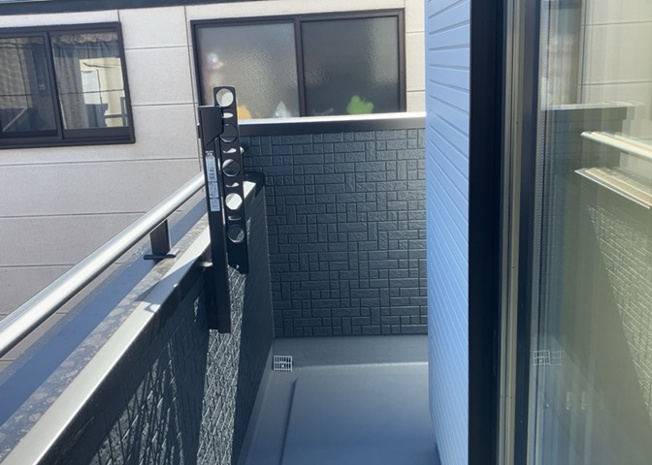 【前面道路含む現地写真】 | 道幅が狭い場所は比較的土地の値段が低いことが多く、また交通量が少ないため騒音が少なく静かな環境で過ごせます。また、小さいお子様がいるご家庭も安心です。一方で車の駐車が難しいというデメリットもあります。