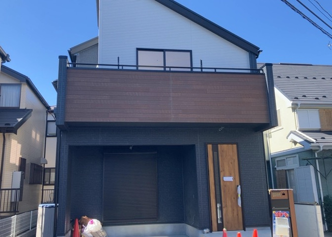 【駐車場】 | 車一台あたりに必要なスペースは、標準サイズの普通自動車で横幅2m50cm、長さ5mは必要になります。ただし、乗降のことも考慮して横幅3m30cm、長さ5m50cmほどは確保できるところを選びましょう。