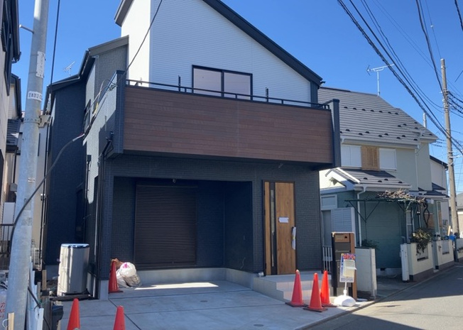 【外観】 | 現在は上棟となっています。現地をご見学に行く際は、道路の幅や周辺の交通量、施設などをご確認頂くことをおすすめします！ある程度イメージをつけたいという場合は、同売主の施工事例や完成パースもお見せします。