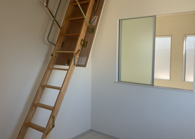 【セキュリティ】 | モニターで来訪者を確認して、目的が分からない場合はインターホンを通じて室内から会話することができます。怪しいと感じた場合はインターホン越しにお帰りいただくことができるので、直接会うことがなく安全です。