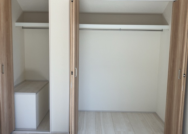 【玄関】 | 玄関は、狭すぎると複数人で使いにくく、広すぎても無駄な空間になりがちです。最低2畳を目安にして、家の広さとの兼ね合いや家族の人数を考慮して決めるとよいでしょう。現地を見学して快適な玄関を選びましょう！