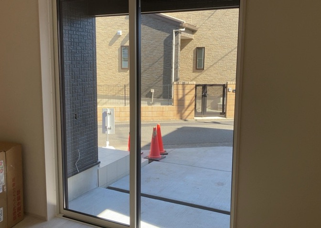 【冷暖房・空調設備】 | 基礎パッキング工法とは、床下の換気確保のため基礎と土台の間に緩衝材を挟み込む工法です。土台の下に数十センチの間隔で設置されるため、全体的な隙間が生まれます。床下換気口に比べて高い通気性が確保されます。