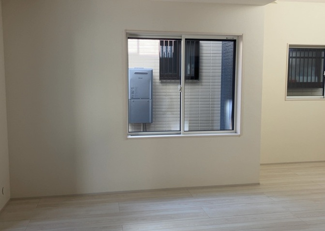 【前面道路含む現地写真】 | 住宅用の土地では前面道路に2m以上接していなければならないと法律で定められています。しかし、お持ちの車のサイズやライフスタイルなどにより、2mでは利便が悪い場合もございますので、事前に確認しましょう。