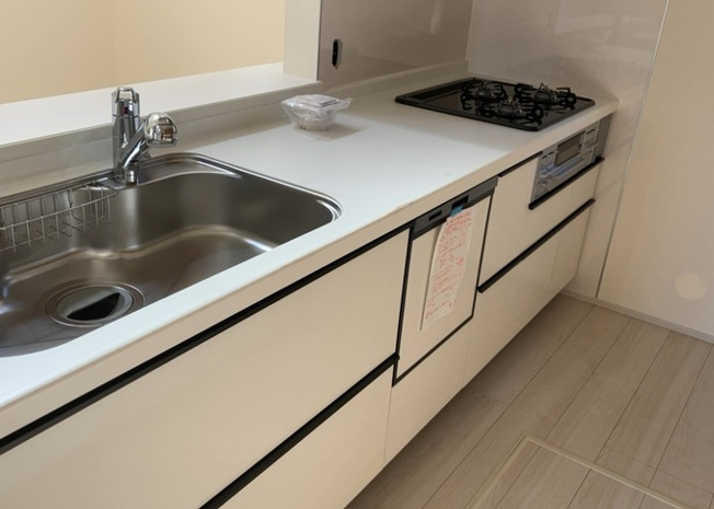 【前面道路含む現地写真】 | お持ちの車種によっては前面道路が広い方が便利でしょう。しかし、前面道路が広ければその分交通量が多くなるため、騒音などが気になる場合があります。実際に現地を見学し、周辺交通量や騒音などを確認しましょう！