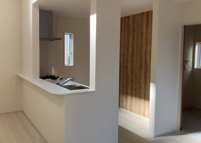 【展望】 | 桜や紅葉の名所に出かける人は多いと思いますが、家にいながら季節の移ろいを感じる生活を送りませんか？リビングや窓から見える景色が生活を彩るワンポイントに！現地から見える景色を堪能してみては如何でしょう。