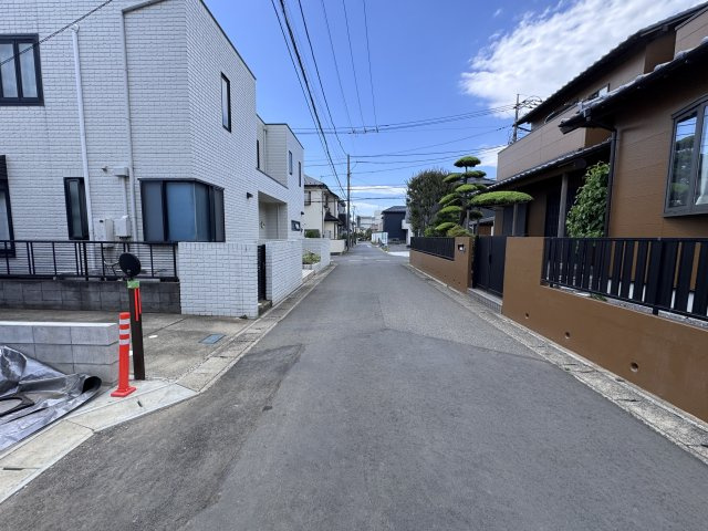 松戸市二ツ木新築戸建【幸谷小学校：4分】の前面道路含む現地写真|北側前面道路・幅員約5.5ｍ
