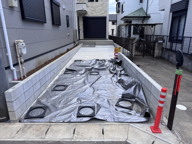 松戸市二ツ木新築戸建【幸谷小学校：4分】の駐車場|1号棟駐車スペース・縦列2台駐車可