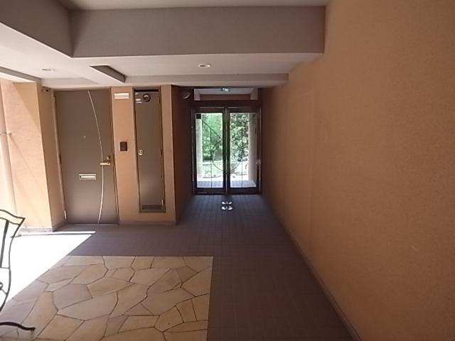 ヒルコート鳥見のエントランス