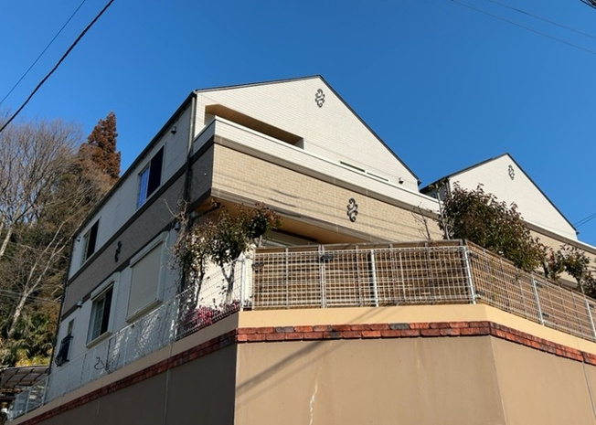 【バルコニー】 | バルコニーは、室外の専用スペースのうち、「屋根がなく開放された空間」であるものを指します。ベランダより広いタイプのものが多く、日当たりもよいため家庭菜園などを楽しみたい人にとって適した環境となります。