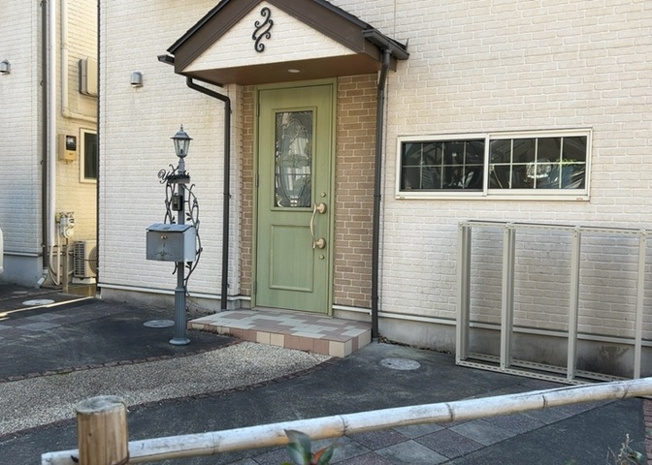 【玄関】 | 玄関は家の顔でもあり、家族以外の目にも止まる場所です。玄関は外との間を仕切る扉、靴などをしまっておく収納スペース、靴脱ぎのたたきスペース、来客とのやり取りをするドアホンなど複数のアイテムからなります。