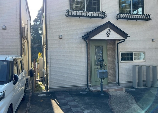 【外観】 | 木造住宅とは土台、壁、柱など建築物の強度を支える構造体の材に木が使用されている構造を指します。構造体は建物の自重を支えるだけではなく風圧や水圧、積裁荷重などあらゆる衝撃に耐えるための基礎です。