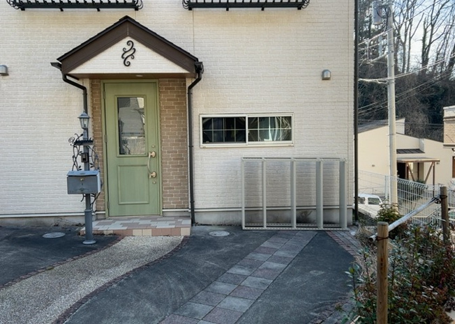 【構造・工法・仕様】 | 建物の基礎工事の方法は、主流となっているベタ基礎（防湿基礎）と布基礎の２種類に分類され、床下の通気性や耐久性などに違いがあります。建物の基礎部分の構造や付帯設備など詳細については現地でご確認ください。