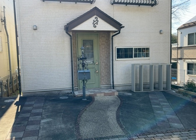 【内装】 | 玄関ポーチにおいて最も重視すべきと言っても良いのが広さです。適切な広さの玄関ポーチでないと外見的なバランスは崩れてしまいますし、何より使いにくくなってしまいますので、現地で実際に下見をしてみましょう！