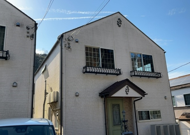 【外観】 | 隣家の土地はどうなっているのか、生活利便施設が近くにあるのか、学校まで近いかなど、お客様のライフスタイルにあわせたイメージが重要です。また、近くにあると困る施設が近くにないかも確認するといいでしょう。