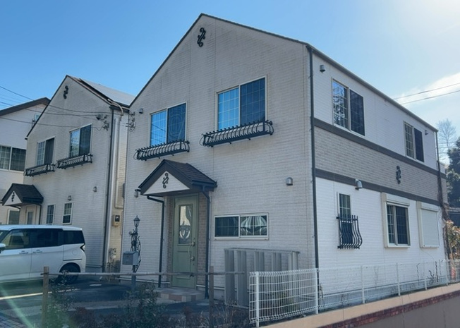 【外観】 | 現地に行くなら、物件の周囲の地形がどうなっているかを見ることも大切です。周辺より低くなっている土地では、大雨などで水が集まりやすいため、地盤が弱くなっているということも考えられるため、注意が必要です。