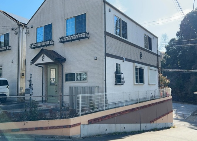 【外観】 | 東側道路の場合は居室を南向きに設計しやすいため、朝日が入りやすいというメリットがあります。一方、西側道路も東側同様に居室を南向きに設計しやすいのですが、住宅地だと朝日が入りにくいという弱点があります。