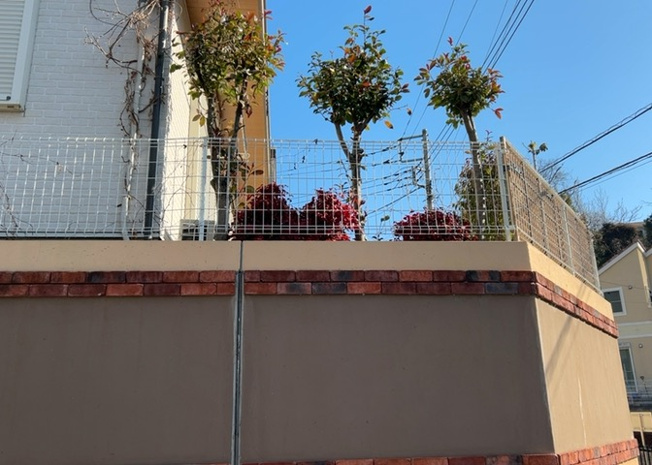 【庭】 | 庭のある家に住むことのメリットとして、子どもたちの遊び場を確保できること、ガーデニングや家庭菜園を楽しめること、明るさを確保できることがあります。また、配置を工夫することでプライバシーが確保できます。