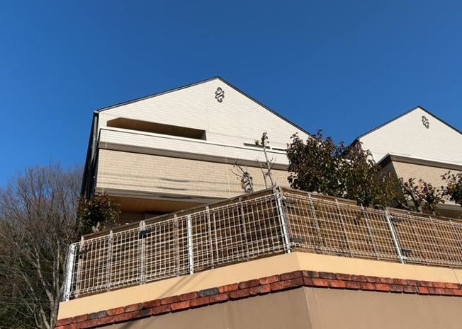 【バルコニー】 | バルコニーは、建物内から室外へ楽に出入りできる便利なスペースです。また、バルコニーには手すりを付けることが義務付けられており、手すりの高さは110cm以上で施工することが建築基準法で定められています。