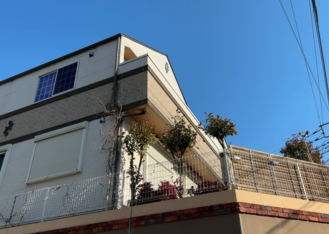 【バルコニー】 | 両面バルコニーは、バルコニーそのものの機能というよりかは設置の仕方による名称です。複数のバルコニーを東西や南東などの相対する場所に設置することで、通風や採光が確保しやすくなるというメリットがあります。