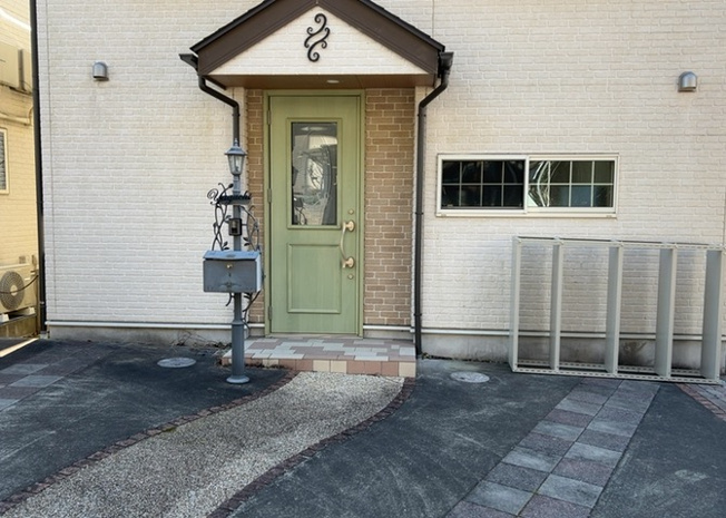 【玄関】 | 玄関は家の顔と言っても過言ではありません。現地を見学する際は玄関の広さや全体のバランスなどを見てみるといいでしょう。一般的なアプローチのしやすさだけではなく、お年寄りにも優しい設計のものだと安心です。