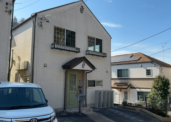 【外観】 | 住宅用の土地では前面道路に2m以上接していなければならないと法律で定められています。しかし、お持ちの車のサイズやライフスタイルなどにより、2mでは利便が悪い場合もございますので、事前に確認しましょう。