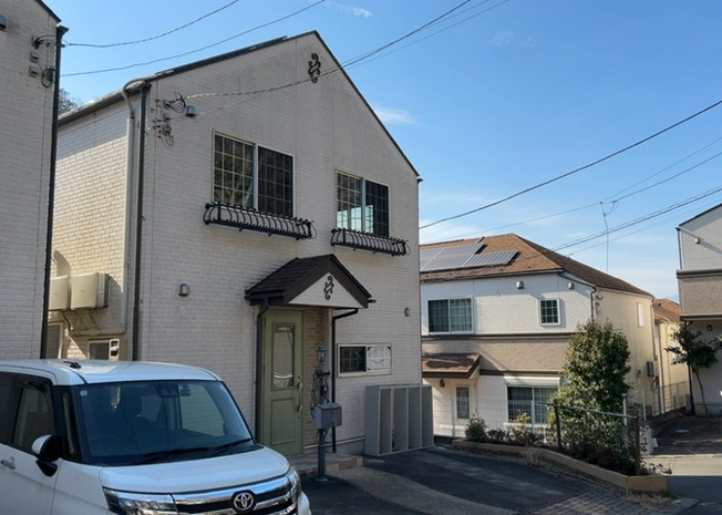 【外観】 | 道幅が広い場所は日当たりや風通が良好です。幅が広いのですれ違いも可能ですし大きな車でも駐車可能！一方で、大型車が通ることも多くなるため交通量の増加により騒音に繋がります。また土地の値段が高くなります。