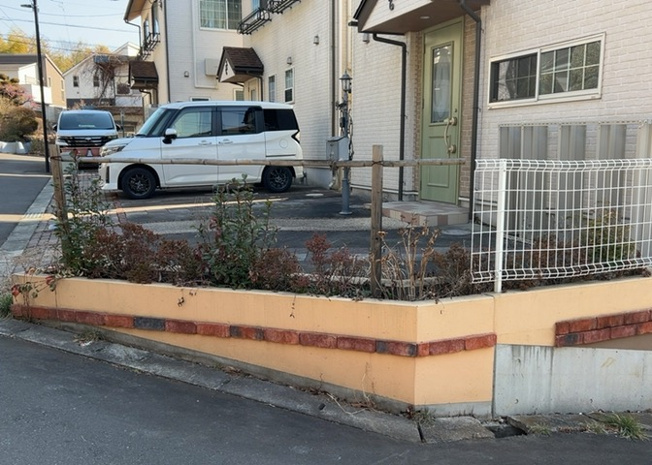 【駐車場】 | 駐車場と明記されていても、最小スペースでつくられた駐車場だと大型車は駐車できなかったり、出入りしにくくなったりする可能性があります。お車のサイズと購入したい物件の駐車場のサイズを現地で確認しましょう。