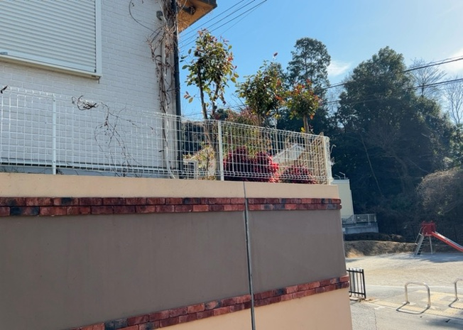 【庭】 | 庭があることでガーデニングや家庭菜園はもちろん、こどもの遊び場やペットを放して遊ぶことができます。また、家の周囲に余裕があるということです。隣地との間があれば、十分な日当たりと、風通しが確保できます。