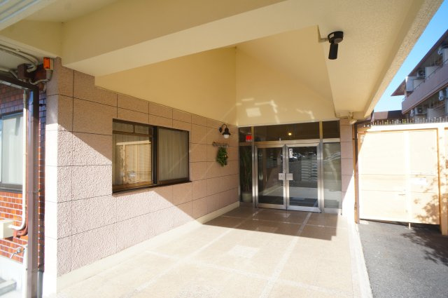 奈良市北小路町の賃貸マンションのエントランス