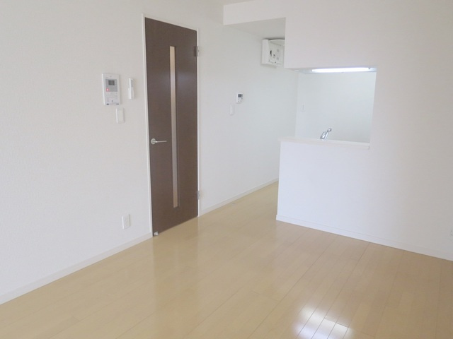 リブリ・クロシェットの居間・リビング|オープンキッチンなので配膳も楽々☆