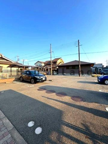 シャーメゾンオーキッドの駐車場