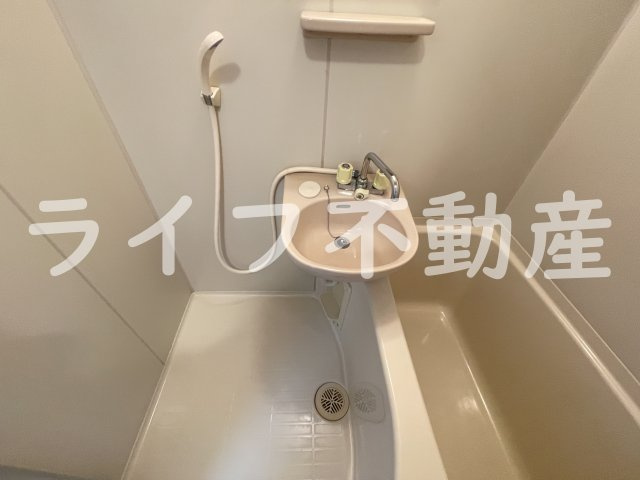 エステートピアナカタＡ棟の独立洗面台|朝の支度にも助かる、独立の洗髪洗面化粧台