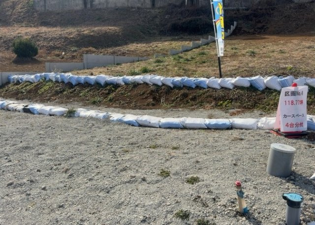 【外観】 | 土地の形が極端に長細かったり、狭小地、あるいは道路との高低差がある傾斜地だった場合、後々売ろうとしても買い手がつかない場合もあります。後々、売却することになった時に価値の下がらない土地を選びましょう。