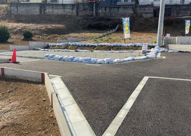 【外観】 | 家を建てる場合、方位は要チェックです。現実的に日当たりのよい家ならばリビングは南側、建築基準法でも北側に当たる家への配慮は求められています。土地を見学に行く際は、方位磁針を持って行くようにしましょう。