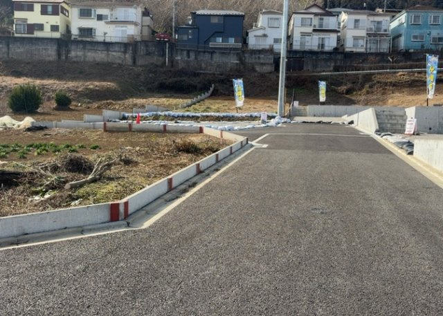【外観】 | 土地の前の道路に消火栓が設置されていることがあります。この場合、道路交通法第45条第1項により、駐車禁止の場所が指定されています。そのため、車庫などの駐車スペースをつくることができない場合があります。