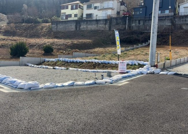 【外観】 | 現地に行くなら、物件の周囲の地形がどうなっているかを見ることも大切です。周辺より低くなっている土地では、大雨などで水が集まりやすいため、地盤が弱くなっているということも考えられるため、注意が必要です。