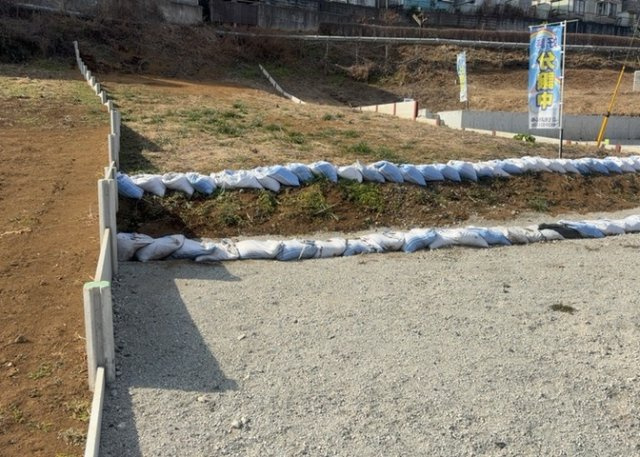 【外観】 | 家を建てる前提で土地を探している場合、地盤の丈夫さは譲れない条件の一つです。地盤が脆弱だと追加工事が必要となります。また、過去に地盤沈下や液状化現象を起こした土地は、できるだけ避けた方がいいでしょう。