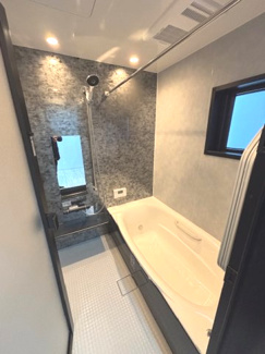 【浴室】 | 廿日市市桜尾１（全2棟）A号棟　ZEH水準住宅 | ゆったりした浴槽は、足を伸ばしてゆったり湯船につかることができます。

