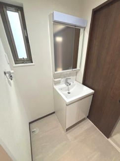 【独立洗面台】 | 安佐南区長束西４（JR安芸長束駅） | 三面鏡付きの洗面台は、メイクもドライヤーも余裕のスペースです☆