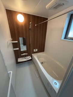 【浴室】 | 安佐南区長束西４（JR安芸長束駅） | シンプルなデザインはお掃除やしやすく衛生的。温水洗浄便座付き　トイレ×２