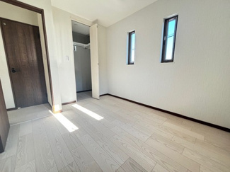 【洋室】 | 安佐南区長束西４（JR安芸長束駅） | 2階　洋室×3　収納付きでお部屋がスッキリ広く使えます。