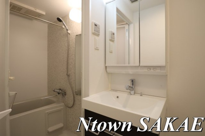 【洗面所】 | ディアレイシャス泉 | 明るい洗面所です