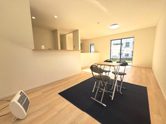 【居間・リビング】 | 安芸郡熊野町城之堀1丁目　全5区画　NO2 | 17帖リビング☆対面式のキッチンでリビングが見渡せるので、お子様やご家族の様子が見えて安心です♪