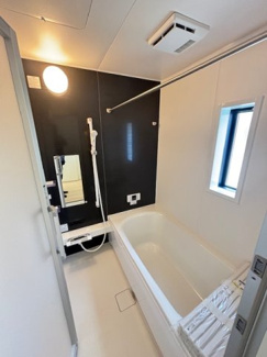 【浴室】 | 安芸郡熊野町城之堀1丁目　全5区画　NO2 | ゆったりした浴槽は、足を伸ばしてゆったり湯船につかることができます。
浴室換気乾燥機付きでカビ予防やヒートショック予防に安心です☆