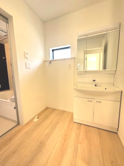【独立洗面台】 | 安芸郡熊野町城之堀1丁目　全5区画　NO2 | 三面鏡付きの洗面台は、メイクもドライヤーも余裕のスペースです☆