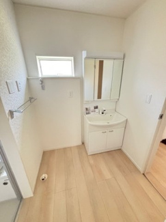 【独立洗面台】 | 安佐北区落合南3（玖村駅）全2区画　NO1【P2台可】 | 明るい日差しの入る三面鏡付きの洗面室☆メイクもドライヤーも余裕のスペースです。