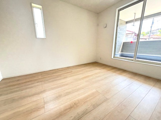 【洋室】 | 安佐北区落合南3（玖村駅）全2区画　NO1【P2台可】 | ２階　6畳洋室は、大きな窓があり明るい日差しを取り込みます☆バルコニーへは２部屋から出入りが可能です☆収納はウォークインクローゼットが設置されています☆