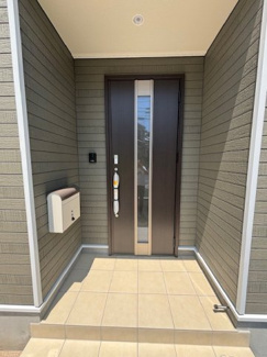 【玄関】 | 安佐北区落合南3（玖村駅）全2区画　NO1【P2台可】 | ☆重厚感のある玄関扉の邸宅☆TVモニター付きインターホンで来客も安心☆屋根付きなので、
雨の日も出入りやポストの出し入れが安心です☆