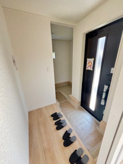 【玄関】 | 安佐北区落合南3（玖村駅）全2区画　NO1【P2台可】 | 玄関につながるシューズインクローゼットはベビーカーやレジャーグッズ、タイヤの保管に便利です☆シューズボックスも設置されており、家族の靴がスッキリ収納できます☆